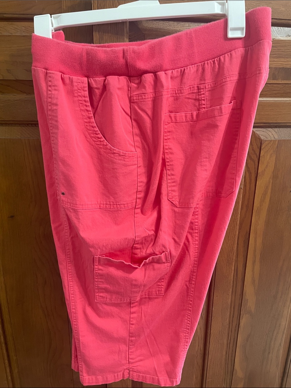 CJ Banks Coral Pull-On Capris Sz.20W good condition 16 in inseam w pockets